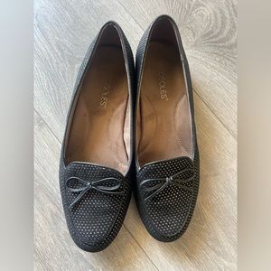 Aerosoles Feel Good Black and Gold Flat with bow